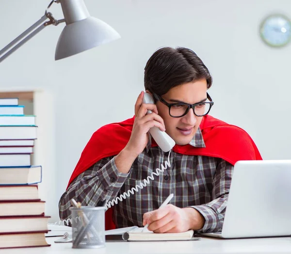 Super eroe studente con libri che studiano per gli esami — Foto Stock