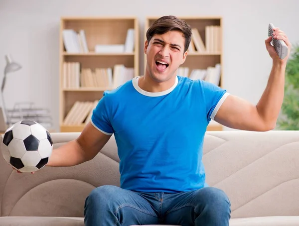 Homem assistindo futebol em casa — Fotografia de Stock
