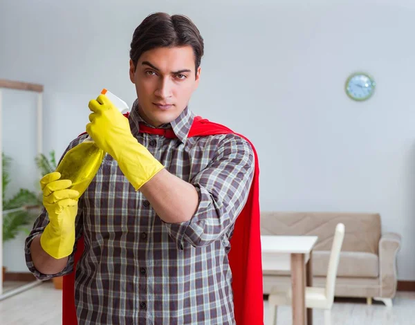 Superhelden-Putzfrau arbeitet zu Hause — Stockfoto