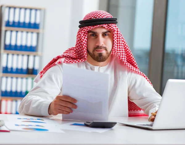 Arab businessman working on laptop computer — Stock Photo, Image