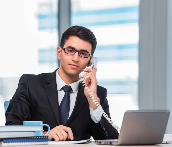 Jonge zakenman praten aan de telefoon — Stockfoto