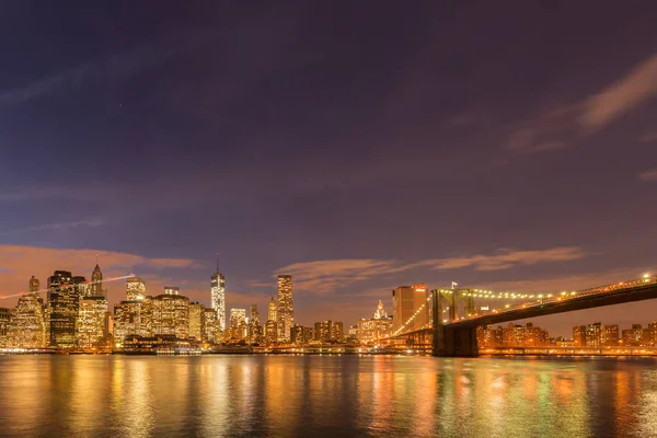 Noční pohled na Manhattan a Brooklynský most — Stock fotografie