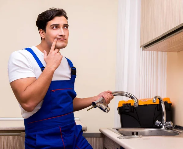 Mladý opravář pracující v kuchyni — Stock fotografie