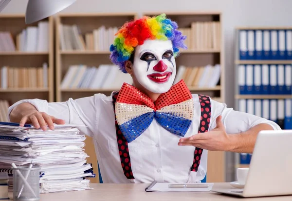 Клоун бізнесмен працює в офісі — стокове фото