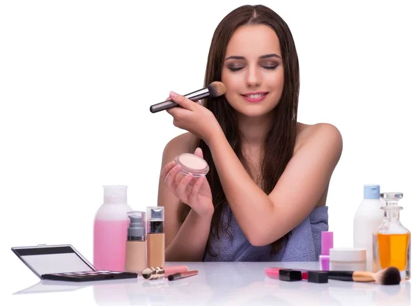 Mujer haciendo maquillaje aislado en blanco — Foto de Stock