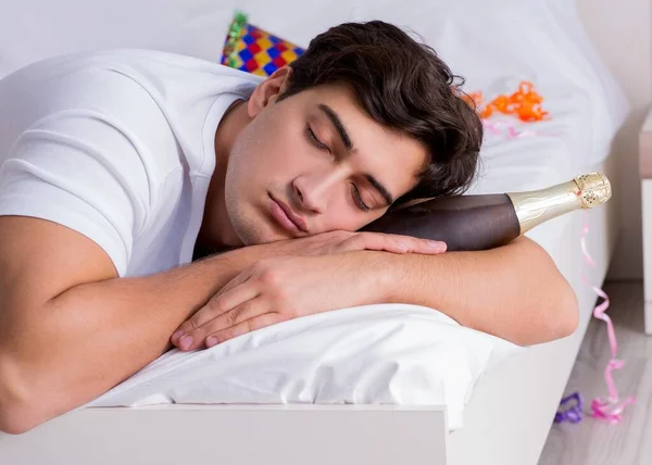 Hombre en casa después de la fiesta pesada — Foto de Stock