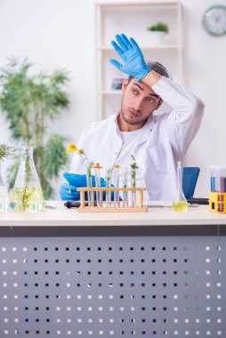 Laboratuvarda çalışan genç bir kimyager.