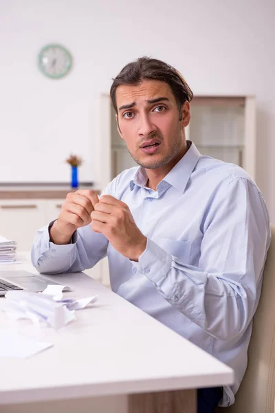 Junger männlicher Geschäftsmann arbeitet zu Hause — Stockfoto