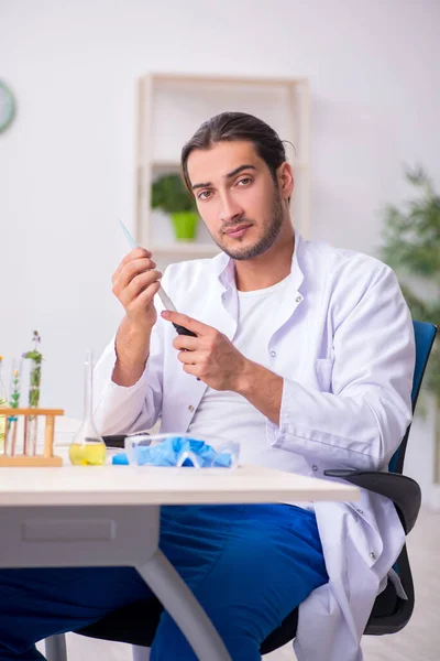 Jovem químico do sexo masculino que trabalha no laboratório — Fotografia de Stock