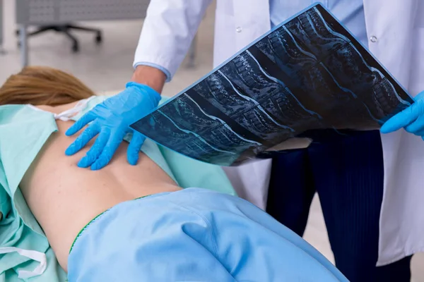 Jovem mulher ferida nas costas visitando médico masculino quiroprático — Fotografia de Stock