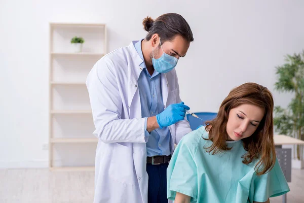 Jovem mulher ferida nas costas visitando médico masculino quiroprático — Fotografia de Stock