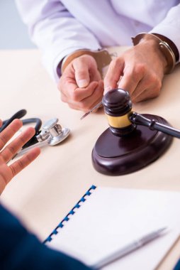 Adliyedeki erkek doktor avukatla toplantıda.