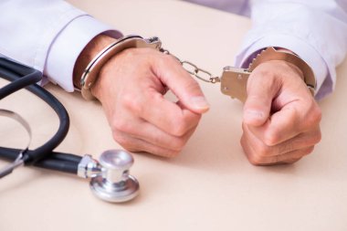 Adliyedeki erkek doktor avukatla toplantıda.