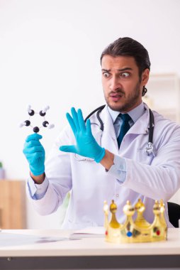 Coronavirus COVID-19 konseptinde çalışan doktor.