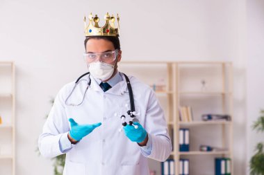 Coronavirus COVID-19 konseptinde çalışan doktor.
