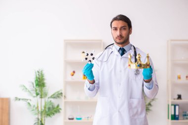 Coronavirus COVID-19 konseptinde çalışan doktor.