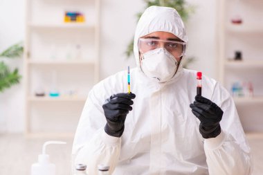 Coronavirus COVID-19 konseptinde çalışan doktor.