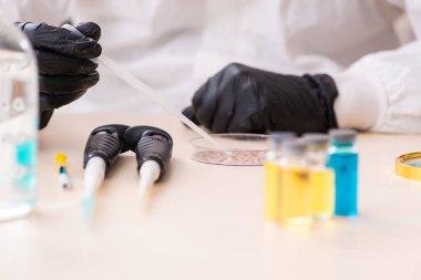 Coronavirus COVID-19 konseptinde çalışan doktor.