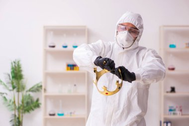 Coronavirus COVID-19 konseptinde çalışan doktor.