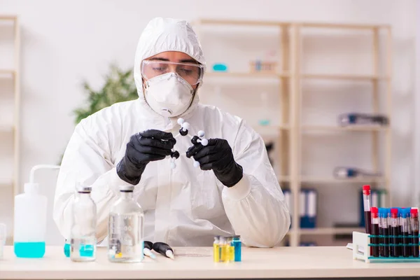 Médico trabajando en laboratorio en el concepto coronavirus COVID-19 — Foto de Stock