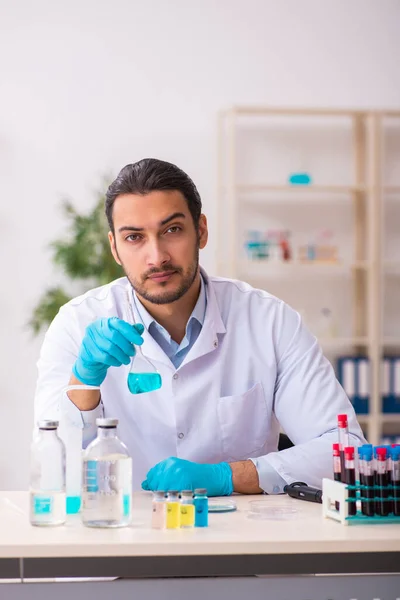 Junger Chemiker arbeitet im Labor — Stockfoto