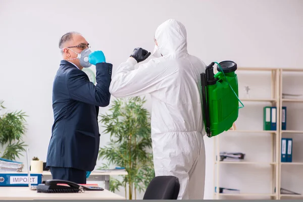 Old employee and young contractor in coronavirus concept — Stock Photo, Image