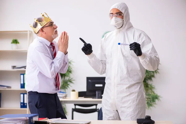 Old employee catching coronavirus at workplace — Stock Photo, Image