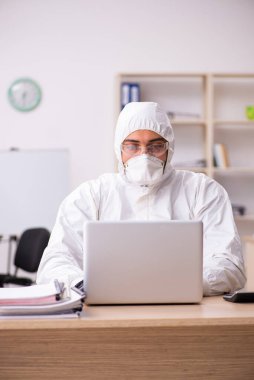 Kendini karantinada tutan bir ofis çalışanı.