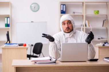 Kendini karantinada tutan bir ofis çalışanı.