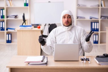 Kendini karantinada tutan bir ofis çalışanı.
