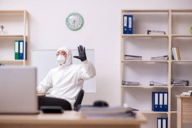 Kendini karantinada tutan bir ofis çalışanı.