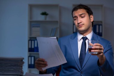 Alkol bağımlısı işadamı ofiste geç saatlere kadar çalışıyor.