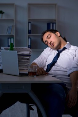 Alkol bağımlısı işadamı ofiste geç saatlere kadar çalışıyor.