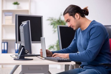 Ofiste çalışan genç bir erkek.