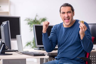 Ofiste çalışan genç bir erkek.