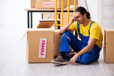 Genç erkek, profesyonel nakliyeci evde yer değiştiriyor.