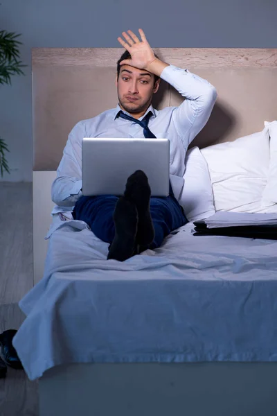 夜に家で残業してる疲れたビジネスマン — ストック写真