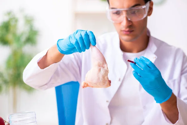 Joven experto en nutrición masculina probando productos alimenticios en laboratorio — Foto de Stock