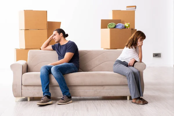 Молодая пара и много коробок в концепции развода — стоковое фото