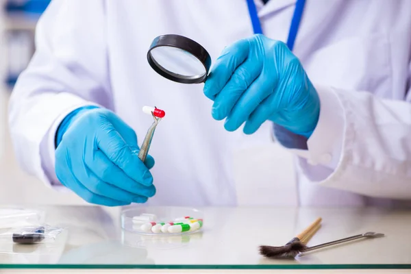 Oude mannelijke expert criminoloog werkt in het lab voor bewijs — Stockfoto