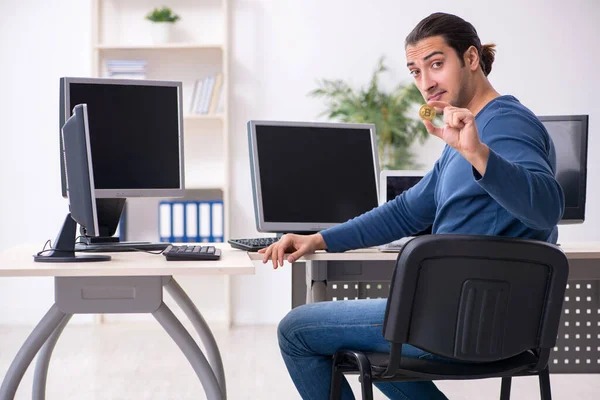 Junge männliche IT-Fachkraft arbeitet im Büro — Stockfoto