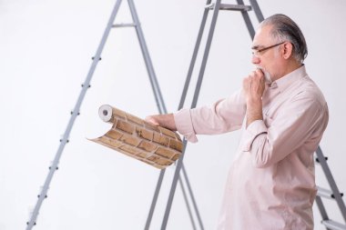 Ev yenileme konseptinde yaşlı bir koca müteahhit.