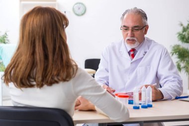 Genç bir kadın ve deneyimli bir doktor.