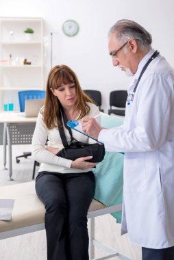 Genç yaralı kadın deneyimli bir travmatoloğu ziyaret ediyor.