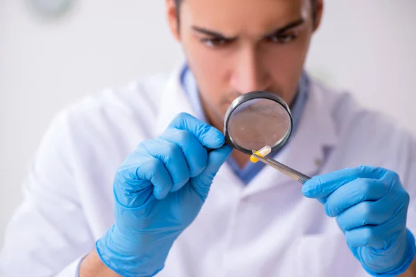 Jovem assistente de laboratório no conceito de síntese de drogas — Fotografia de Stock