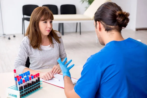 Mujer joven en concepto de transfusión de sangre — Foto de Stock