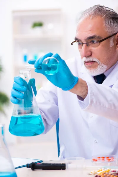 Viejo químico trabajando en el laboratorio — Foto de Stock