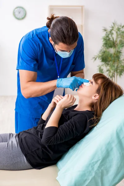 Jovem bela mulher visitando médico no conceito de cirurgia plástica — Fotografia de Stock