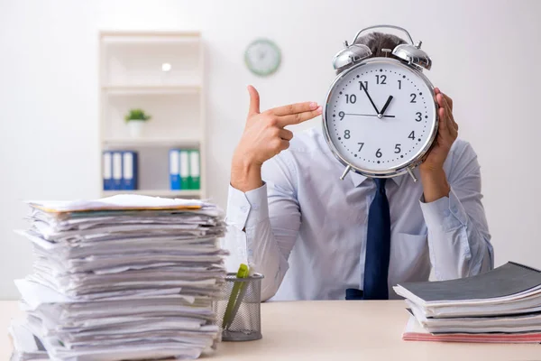 Jovem homem de negócios empregado infeliz com excesso de trabalho — Fotografia de Stock