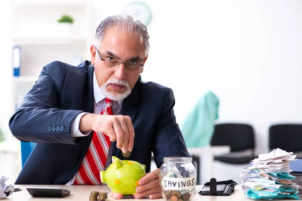 Oude mannelijke accountant in budgetplanningsconcept — Stockfoto